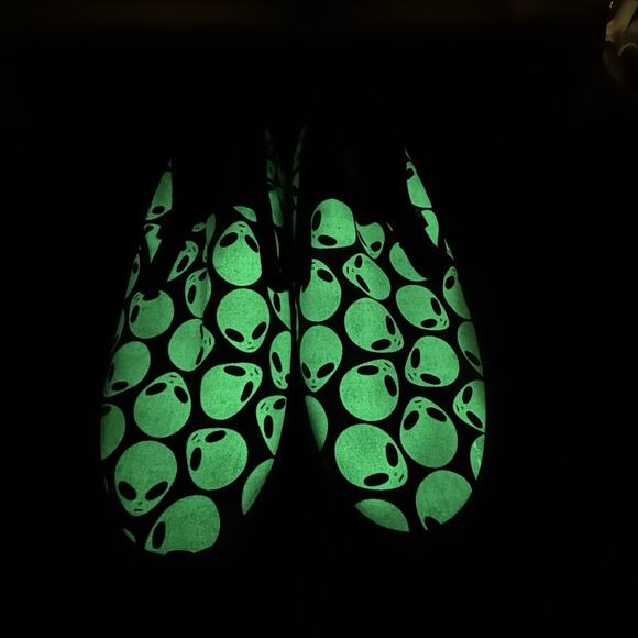 Toms Shoe Mens size 10 Alien Green Black Glow In The Dark UFO Sneaker - Picture 8 of 8